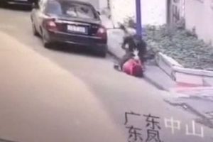 【衝撃】中国で女性が男性に”滅多刺しにされて殺害される”瞬間を捉えた衝撃映像