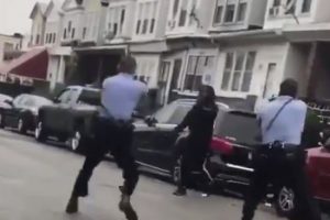 【衝撃】アメリカ警官、ナイフを捨てない黒人に発砲し射殺してしまう映像
