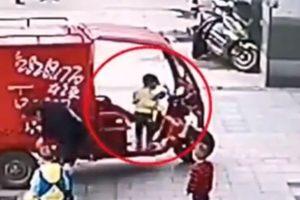 【！？】3歳児の子供が三輪自動車に乗り込み暴走させスーパーに突っ込む衝撃の映像