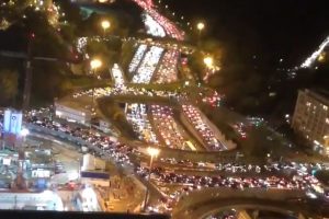 フランスで二度目のロックダウンを目前にし、大渋滞している様子が撮影される