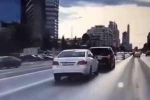 【衝撃動画】酷すぎる危険運転車が因果応報の報いを受ける瞬間・・・