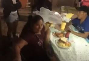 黒人女性二人が3歳の誕生日を祝う家族パーティーをぶち壊す映像