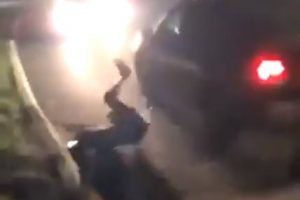 【衝撃】アンチマスク抗議者が物凄い勢いで車に跳ねられ縁石に顔面をぶつける