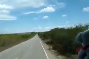【衝撃】これ怖すぎるだろ・・・　道を走っていたトラックドライバーが突如死にかける瞬間