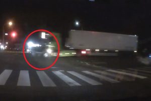 茨城県水戸市、酒門町交差点でトレーラートラックが”信号を無視した軽自動車”に突っ込む瞬間を捉えたドラレコ映像