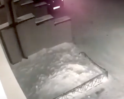 【衝撃】6歳の女の子がマンション4階から落下してしまう事故の映像。