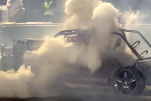 高温の蒸気に包まれたドライバーが大火傷。バーンアウト大会で起きた恐ろしい事故の映像。