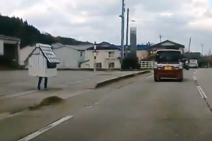 【動画】石川県で家を被って歩く人が目撃されるｗｗｗシュールすぎんｗｗｗ