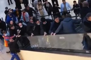 上りエスカレーターで暴れるロシア人たち、何をしているのかと思ったらまさかのＧＪ動画だった。（復元記事）