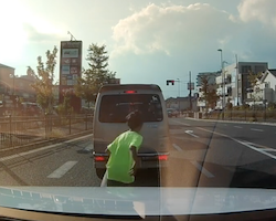 【ドラレコ】道路に飛び出した子供ミサイルをはねてしまう軽自動車。これは怖い。