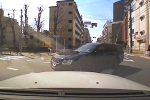 【これは酷い】黄色から赤に変わるタイミングで前車を追越し左折した車が、対向車と衝突し事故るドラレコ映像