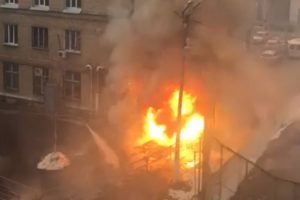 【衝撃】私立病院で火災が発生、酸素タンクに引火し大爆発を起こす衝撃映像