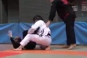柔道の試合中に締められて意識が落ちた選手、目覚めた瞬間にうっかり審判に技をかけてしまう