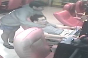 【衝撃】ネカフェで顔なじみの男に突如刃物を喉に突きつけバッグを強奪する21歳の少年の映像