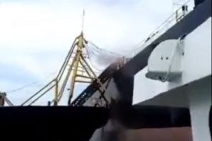 【衝撃】ギニア湾で巨大タンカーが海賊に襲われる瞬間を捉えた映像