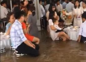 【衝撃】ベトナム人、この洪水の中結婚式を決行してしまうｗｗｗ