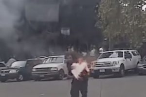 【衝撃】燃えるトーチを持ったキチガイがパトカーに向かって突っ込んでくる衝撃の映像