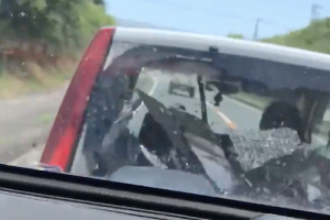 走行中の軽自動車のリアガラスを割って大喜びする動画がプチ炎上中。