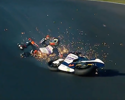 【MotoGP】最悪の場面で転倒したライダーの神回避がこちら。怖すぎ(((ﾟДﾟ)))
