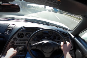 最高速チャレンジ中にトラックに遭遇して300km/hから急減速するトヨタスープラの車載動画。（復元記事）