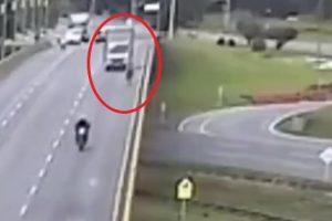 バイクが高架で後ろからトラックに追突され、高架から落下　トラックはそのまま逃げていってしまう衝撃の映像