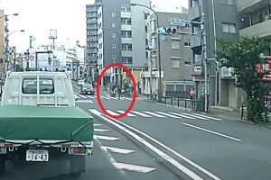 【これは酷い】東京都大田区で赤信号なのに飛び出した自転車がバイクと接触する瞬間を捉えたドラレコ映像