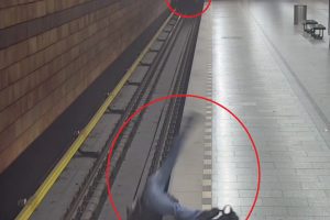 【衝撃】プラハの地下鉄で喧嘩勃発、殴られた男が線路に落ち、その背後には電車が・・・