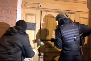 【ロシア】深夜営業禁止中にパーティーを開いていたバーに警官隊が突入する映像。