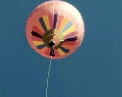 中国で熱気球から男性スタッフが落下して死亡。その瞬間が撮影される。