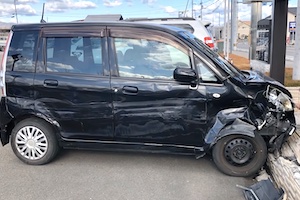 【徳島】80代男性が駐車場で大暴走。ブレーキを踏み間違い車6台に次々と衝突する事故の動画がこちら。