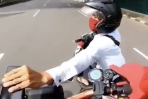 【動画】走りながら走るスクーターのスマホを盗み取ろうとするひったくり犯が撮影される。