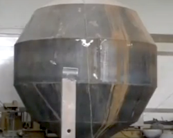 なにこれ面白い。爆発の力で多面球を一瞬で球体に曲げる作業の動画。