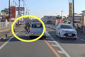 ノールック横断？埼玉で撮影された自転車とアルトの事故ドラレコ。