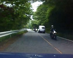 【群馬】目の前で転倒したバイク集団の一台を踏みかけたドラレコ動画。