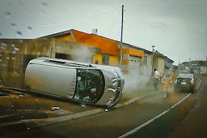 【北海道】すり抜け運転から横転事故を起こすヤバい車が撮影される。これはひどい。