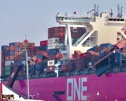 【動画】ド派手にコンテナ崩落事故をおこした貨物船「ONE APUS」が神戸港に入港。