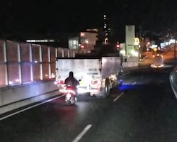 近すぎワロタｗｗｗ岡山の国道2号線で撮影された尻ピタ煽り運転。これは自殺行為じゃねえ？