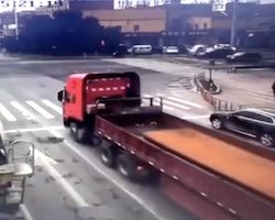 【衝撃】鋼板を積んだトラックさん急ブレーキを踏んで悲惨な事になる。