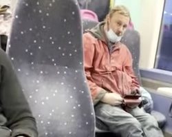 ニヤニヤた動画。電車内でイヤホンの線を刺し忘れた男性と愉快な男たち。