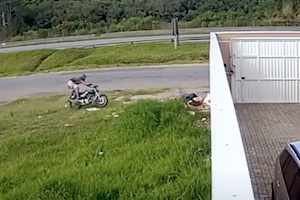 【動画】バイクミサイルが建物の壁をぶち破ってしまう事故の映像が恐ろしい。