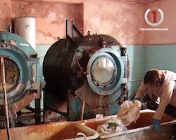 【衝撃】劣悪な環境で働く洗濯婦たち。（ウクライナ）