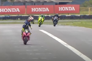 【動画】スーパーバイク最終戦で最速の男が最速で勝利のポーズをした結果（笑）