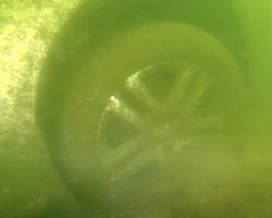 【動画】潜水系ユーチューバーが水没車（ご遺体入り）を発見する。