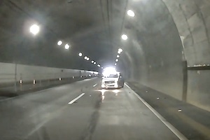 【動画】当て逃げ？徳島で起きたトヨタbBの追突事故がひどいドライブレコーダー。