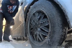 【動画】ロシアの冬、想像以上だったｗｗｗ車が3センチ厚の氷に包まれるのはエグ過ぎないｗｗｗ