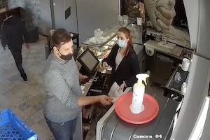 【動画】自動販売機の「釣り銭詐欺」のテクニックを暴いた防犯カメラの映像。