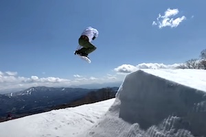【新潟】６８歳のスノーボーダーがジャンプを決めまくる動画がすごい。