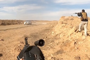 【衝撃】ISIS員が乗るハイラックスをフルボッコにするアラブ人部隊の動画。