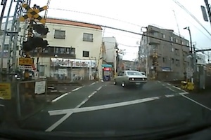 【動画】京浜急行の踏切で亀になったシャコタン車が通りすがりの人らに助けられる。