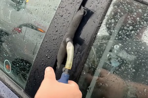 インキーした車のドアをサクッと開けてしまうプロの技に感心するビデオ。